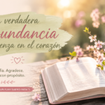 Imagen cristiana de una Biblia abierta con flores y el mensaje sobre la verdadera abundancia que comienza en el corazón.