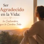 Mujer sentada cerca de la ventana, contempla viendo el amanecer. La portada contiene el título: ser agradecido en la vida, la costumbre que lo cambia todo.