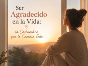 Mujer sentada cerca de la ventana, contempla viendo el amanecer. La portada contiene el título: ser agradecido en la vida, la costumbre que lo cambia todo.